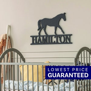 Signo de nombre de caballo, signo de nombre de madera de caballo, decoración de caballo, regalos de caballo, colgador de puerta, regalo ecuestre, decoración de granero, regalo de caballo personalizado