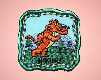 Vintage patch voor wandelende tijgerhiker