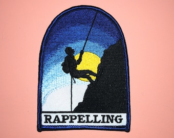 Arrampicata su roccia per alpinisti in discesa in corda doppia