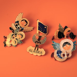 Pin de solapa esmaltado con reno de nieve y bandera de EE. UU., ángel de Alaska
