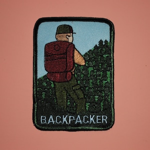 Vintage patch voor backpacker door wandelpad