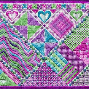 Könnte beinhalten: Ein farbenfrohes Nadelbild mit verschiedenen Stichen und Mustern, darunter Herzen, Sterne und geometrische Formen. Das Design ist in Rosa-, Lila-, Grün- und Blautönen auf weißem Hintergrund gearbeitet.