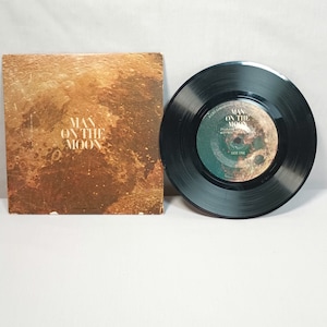 L'Homme sur la lune, narré par Walter Cronkite, 33-1/3 tr/min, petit disque avec pochette en carton 1961