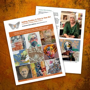 Op de afbeelding: Een pamflet met de titel "Adding Textiles & Trim to Your Art" van Darlene Olivia McElroy. De pamflet bevat een collage van afbeeldingen van mixed media kunst met textiel en borduurwerk. De pamflet is open om een foto van Darlene Olivia McElroy te onthullen.