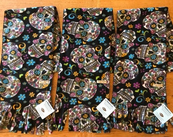 Bufanda de polar con calavera de azúcar, bufanda de polar del Día de los Muertos, bufanda del Día de los Muertos con flecos, talla única, hecha en Santa Fe, NM