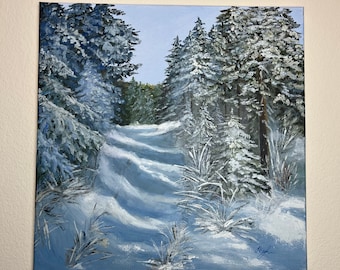 Puede incluir: Una pintura que representa una escena de bosque nevado con altos árboles de hoja perenne cubiertos de escarcha. El camino que atraviesa los árboles está cubierto de nieve y el cielo azul claro es visible en el fondo.