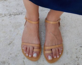Sandalias de cuero griegas hechas a mano: minimalistas, con tiras y talón descubierto