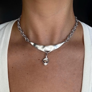 Halsband i modernistisk silverstil: Grovt abstrakt halsband