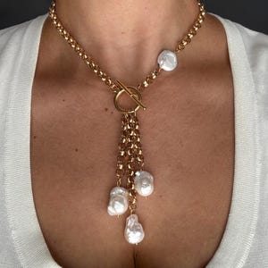 Collier Lariat avec grosses perles et coquillages : chaîne plaquée or, fait main en Grèce