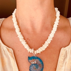 Statement White Shell Chips Necklace with Large Murano Shell Pendant, Chunky Natural Shell Necklace, Chic Beach Jewels, Boho Summer