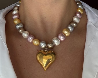 Gros collier de perles coquillages multicolores avec pendentif cœur gonflé : pile de bijoux modernes