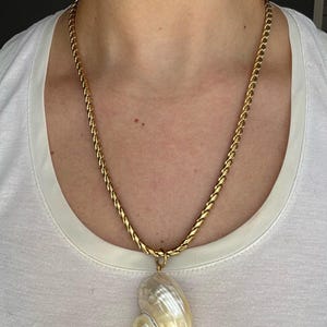 Gouden kettingketting in vintagestijl met schelphanger: statement choker