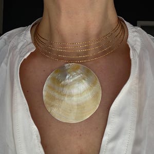 Goldfarbene Manschettenhalskette mit großem echten Muschelanhänger: Chunky Statement Edelstahlhalsband