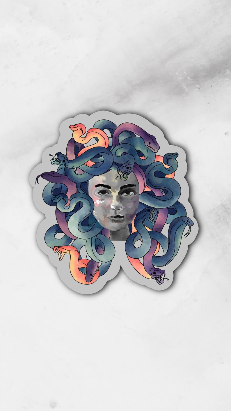 Pu&ograve; includere: Un adesivo con un'illustrazione ad acquerello di Medusa. L'opera raffigura il volto di una donna circondata da serpenti nelle tonalit&agrave; del blu, viola e arancione. L'adesivo ha un bordo grigio ed &egrave; posto su uno sfondo bianco.