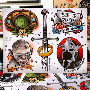 Könnte beinhalten: Eine Sammlung traditioneller Tattoo-Designs mit Elementen aus Der Herr der Ringe. Enthält ein Hobbit-Loch, ein Schwert mit zerbrochener Klinge und den Einen Ring, Gollum mit "My Precious", einen Helm und den Text "Keep it Secret".