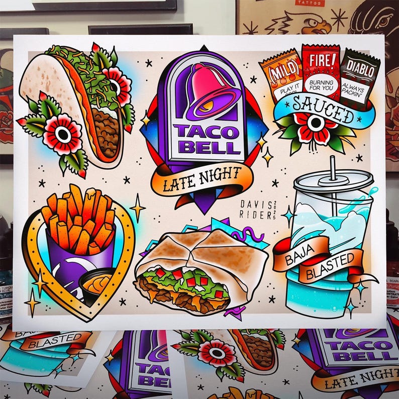 Op de afbeelding: Kunstafdruk in tattoo-stijl met Taco Bell-menu-items. Bevat een taco, friet, een burrito, een drankje en sausverpakkingen. Het Taco Bell-logo is ook aanwezig, samen met de woorden "Late Night" en "Baja Blasted."