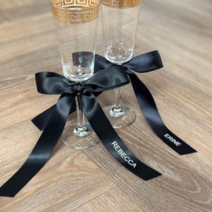 Noeuds de ruban de satin personnalisés, rubans de noms de lieux, rubans de cadeaux de noce, badges pour mariage. Tags de lieu pour invités, tags pour enterrement de vie de jeune fille