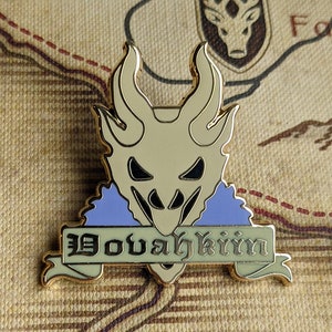 Dragon Born Hard Emaille Pin 1.5"Fantasy RPG Schriftrolle Online MMO Schädel Videospiel Gaming Gamer Girl Dovahkiiin