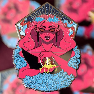 Dread Queen XL Fantasy Glitter Büste Anstecknadel: 3"Zoll | Persephone Griechisch Anicent Mythologie Cartoon Comic | Pink Blau Hades Valentinstag Romantisch