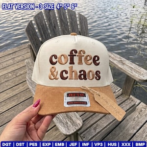 Pode incluir: Um boné de beisebol cor de creme com aba de camurça castanha. A parte frontal apresenta o texto bordado coffee & chaos em tons de castanho alternados. Um autocolante na aba indica OTTO CLASSIC e uma etiqueta de papel está presa por um fio.