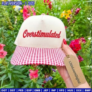 Puede incluir: Gorra de b&eacute;isbol color crema con la palabra "Overstimulated" bordada en rojo. La visera presenta un patr&oacute;n de cuadros rojos y blancos. La gorra se muestra al aire libre entre flores.