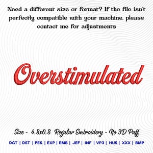 Puede incluir: Texto bordado en rojo "Overstimulated" sobre fondo blanco. El texto superior pregunta sobre ajustes de tama&ntilde;o o formato. El texto inferior indica un tama&ntilde;o de 12,2x2,0 cm y es bordado normal, no 3D.