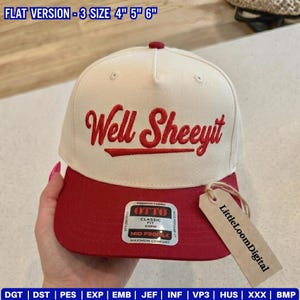 Puede incluir: Gorra de béisbol crema y roja con la frase bordada "Well Sheeyit". La gorra tiene una etiqueta que dice "LittleLoomDigital". La gorra es una versión plana y viene en tres tallas: 10 cm, 13 cm y 15 cm.