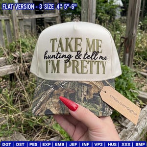 Puede incluir: Una gorra de béisbol color crema con visera de camuflaje y el texto bordado TAKE ME hunting & tell me I'M PRETTY en verde oliva y negro. La gorra incluye una etiqueta de papel marrón con el nombre LittleLoomDigital y tamaños de 10, 13 y 15 cm.