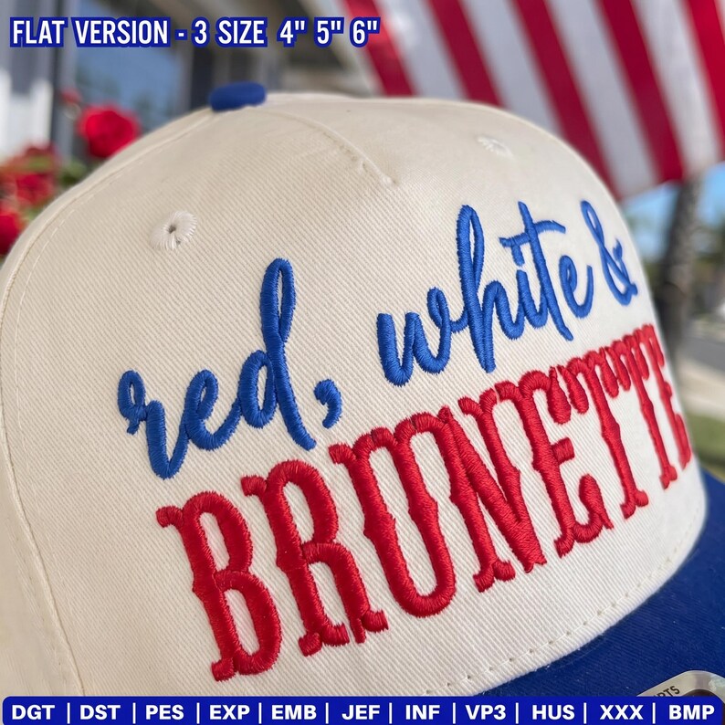 Op de afbeelding: Een witte baseball cap met een blauwe klep en knoop. De cap heeft de geborduurde tekst "red, white & BRUNETT" in rode en blauwe letters. De tekst "FLAT VERSION - 3 SIZE 4" 5" 6"" staat bovenaan.