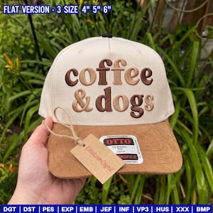 Peut inclure: Une casquette de baseball couleur crème avec une visière en suédine marron. L'avant présente un texte brodé dans des tons marron et beige indiquant coffee & dogs. Une étiquette en papier marron LittleLoomDigital est attachée à la visière.