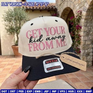 Peut inclure: Une casquette de baseball crème avec une visière noire portant le texte brodé rose et noir GET YOUR kid away FROM ME. La casquette comprend un autocollant sur la visière et une étiquette en carton marron LittleLoomDigital attachée par une ficelle.