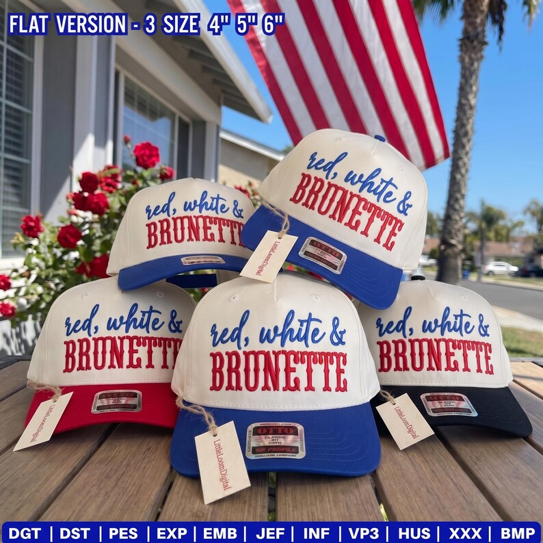 Op de afbeelding: Een verzameling baseballpetten met de tekst "red, white & BRUNETTE" geborduurd in rood en blauw. De petten hebben witte kronen en gekleurde klepjes in rood, blauw en zwart. De afbeelding toont ook een Amerikaanse vlag.