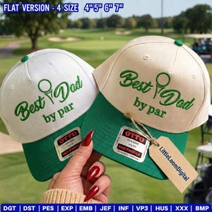 Könnte beinhalten: Zwei Baseballkappen mit dem Text "Best Dad by par" in Grün gestickt. Eine Kappe ist weiß mit grünem Schirm, die andere ist beige mit grünem Schirm. Jede Kappe hat einen grünen Knopf oben. Die Kappen haben Etiketten mit "LittleLoomDigital".