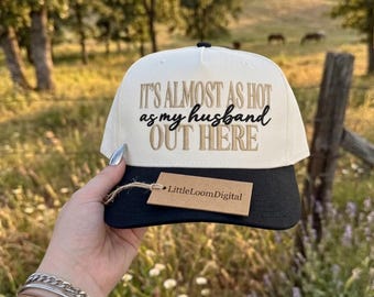 Archivo de bordado "Hace casi tanto calor como mi marido aquí fuera", diseño de gorra con cita divertida para esposa, bordado de gorra de boda sarcástica, regalo de aniversario