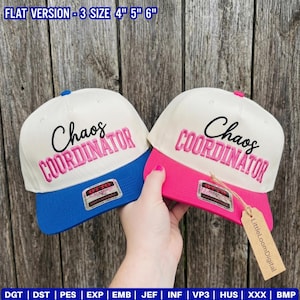 以下が含まれることがあります： 白いクラウンに黒とピンクでChaos Coordinatorと刺繍された野球帽が2つ。片方は青いツバ、もう片方はピンクのツバが付いています。各帽子にはOtto Classicのステッカーと茶色の紙タグが付いています。