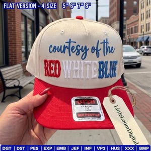 以下が含まれることがあります： 「courtesy of the RED WHITE BLUE」の文字が刺繍された、赤とクリーム色の野球帽。つばは赤色で、小さな赤いボタンが付いています。「LittleLoomDigital」と書かれたタグが付いています。サイズは5インチ、6インチ、7インチ、8インチです。