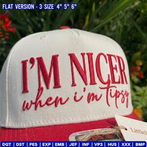 Puede incluir: Una gorra de b&eacute;isbol blanca con texto bordado en rojo que dice I'M NICER when i'm tipsy. La gorra tiene una visera roja y est&aacute; disponible en tama&ntilde;os de 10,16 cm, 12,7 cm y 15,24 cm. Incluye una etiqueta con texto visible y formatos de archivo.