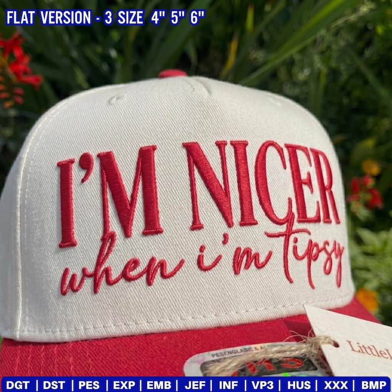 Puede incluir: Una gorra de b&eacute;isbol blanca con texto bordado en rojo que dice I'M NICER when i'm tipsy. La gorra tiene una visera roja y est&aacute; disponible en tama&ntilde;os de 10,16 cm, 12,7 cm y 15,24 cm. Incluye una etiqueta con texto visible y formatos de archivo.