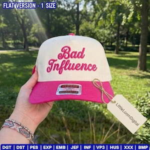 Könnte beinhalten: Eine Baseballkappe in Weiß und Pink mit dem gestickten Text "Bad Influence". Die Kappe hat einen pinkfarbenen Schirm und eine weiße Vorderseite. Ein Etikett mit "LittleLoomDigital" ist angebracht.