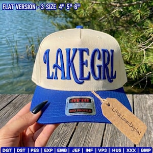 Könnte beinhalten: Cremefarbene und blaue Baseballkappe mit dem Wort "LAKEGRL" in Blau gestickt. Die Kappe hat einen blauen Schirm und ein Etikett mit der Aufschrift "Little Loom Digital". Die Kappe ist in 3 Größen erhältlich: 10 cm, 13 cm und 15 cm.