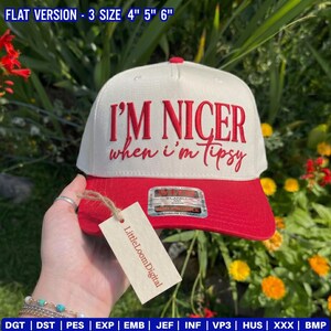 Puede incluir: Una gorra de b&eacute;isbol color crema con visera roja y texto bordado en rojo que dice I'M NICER when i'm tipsy. Una etiqueta rectangular con la marca LittleloomDigital est&aacute; unida a la visera, y el texto superior indica FLAT VERSION - 3 SIZE 4" 5" 6".