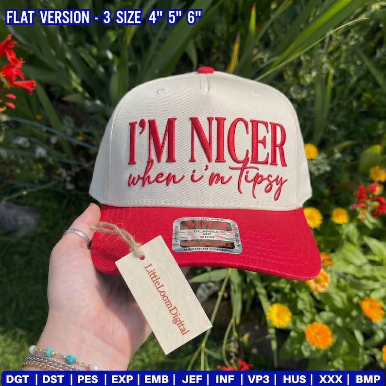 Puede incluir: Una gorra de b&eacute;isbol color crema con visera roja y texto bordado en rojo que dice I'M NICER when i'm tipsy. Una etiqueta rectangular con la marca LittleloomDigital est&aacute; unida a la visera, y el texto superior indica FLAT VERSION - 3 SIZE 4" 5" 6".