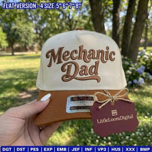 Può includere: Un cappellino da baseball beige e marrone con la scritta ricamata "Mechanic Dad". Il cappellino ha una visiera curva e un'etichetta con la scritta "LittleLoomDigital". Il cappellino è una versione piatta ed è disponibile nelle misure 12.7cm, 15.2cm, 17.8cm e 20.3cm.