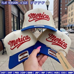 Könnte beinhalten: Drei Baseballkappen mit cremefarbenem Oberteil, blauem Schirm und dem Wort "Merica" in Rot gestickt. Die Kappen haben ein Etikett mit "LittleLoomDigital" und oben steht der Text "FLAT VERSION - 4 SIZE 5" 6" 7" 8"".