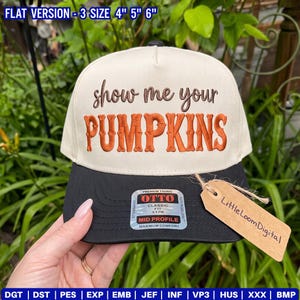 Puede incluir: Una gorra de béisbol color crema con visera negra que presenta el texto bordado en marrón show me your y en naranja PUMPKINS. La gorra incluye una pegatina en la visera y una etiqueta de papel marrón con el nombre LittleLoomDigital atada con cuerda.