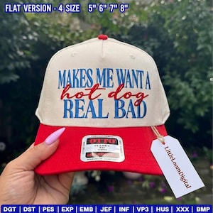 Puede incluir: Gorra de béisbol con corona color crema y visera roja. La gorra presenta la frase bordada "MAKES ME WANTA hot dog REAL BAD" en azul y rojo. Una etiqueta con el texto "LittleLoomDigital" cuelga de la visera.