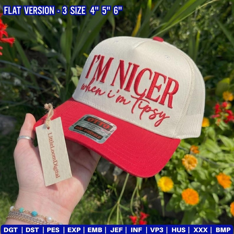 Puede incluir: Una gorra de camionero color crema y rojo con el texto bordado en rojo I'M NICER when i'm tipsy. La gorra tiene una visera roja, un panel frontal color crema y una parte trasera de malla. Una etiqueta rectangular LittleLoomDigital est&aacute; unida.