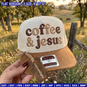 Könnte beinhalten: Beige-braune Baseballkappe mit dem gestickten Text "coffee & jesus". Die Kappe hat einen gebogenen Schirm und ein angebrachtes Etikett. Der Hut ist ein Mid-Profile, Classic Fit.