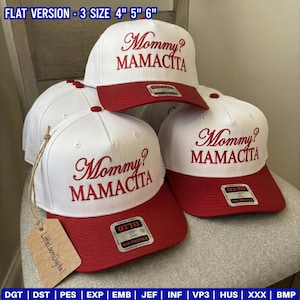 Op de afbeelding: Witte en rode baseballpetten met de tekst "Mommy? MAMACITA" geborduurd op de voorkant. De petten hebben een rode klep en een witte kroon. Het label zegt "LittleLoomDigital".