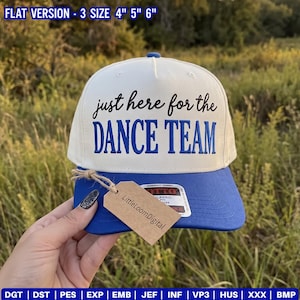 Op de afbeelding: Een crèmekleurige en blauwe baseballpet met de geborduurde tekst "just here for the DANCE TEAM" in zwart en blauw. Een bruin kartonnen label met "LittleLoomDigital" is met touw aan de klep bevestigd. Bovenaan staat de tekst "FLAT VERSION - 3 SIZE 4" 5" 6" ".
